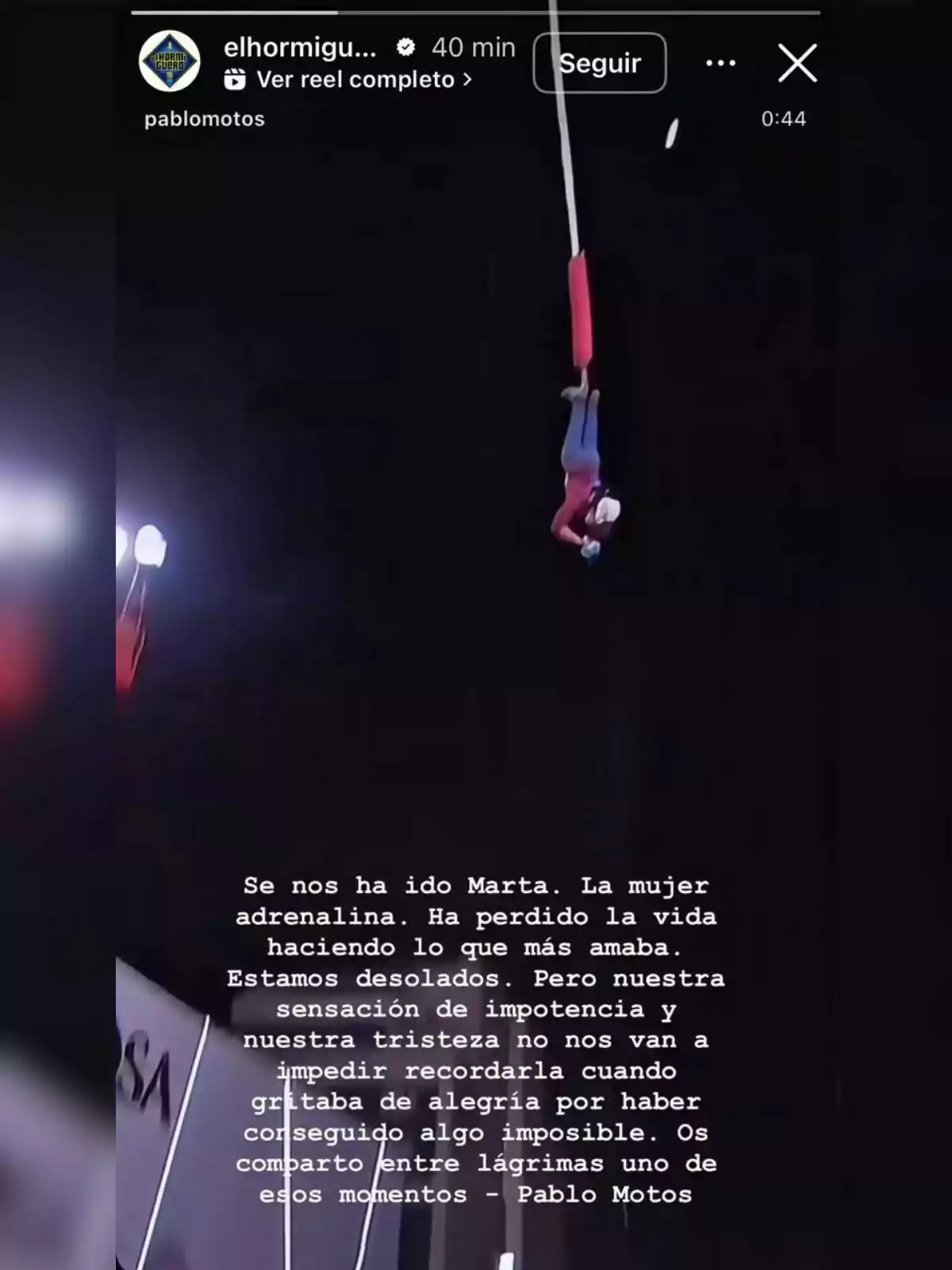 Marta Jiménez realizando acrobacias aéreas colgada de una cuerda en un escenario oscuro con un mensaje de despedida y homenaje en memoria de Marta escrito en la parte inferior de la imagen. Marta Jiménez realizando acrobacias aéreas colgada de una cuerda en un escenario oscuro con un mensaje de despedida y homenaje en memoria de Marta escrito en la parte inferior de la imagen.