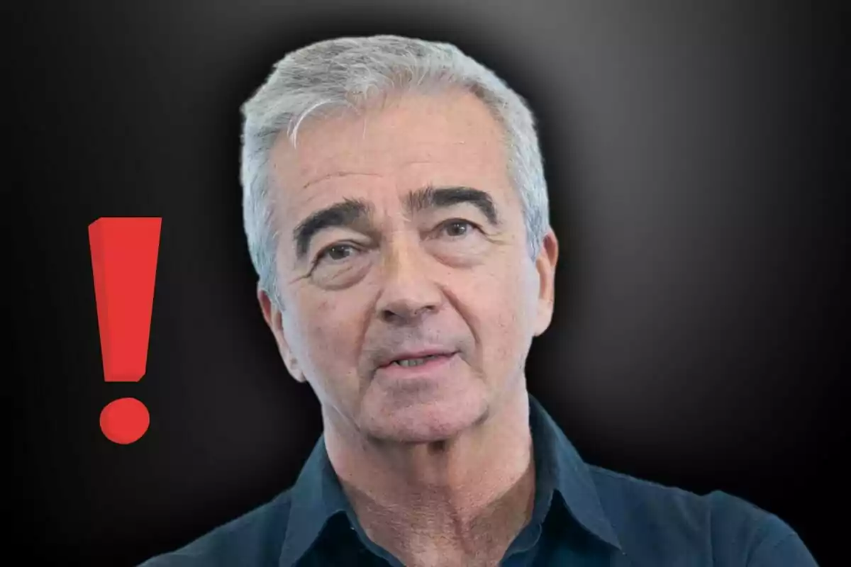 Hombre de cabello canoso con camisa oscura y un signo de exclamación rojo a su lado sobre fondo negro difuminado