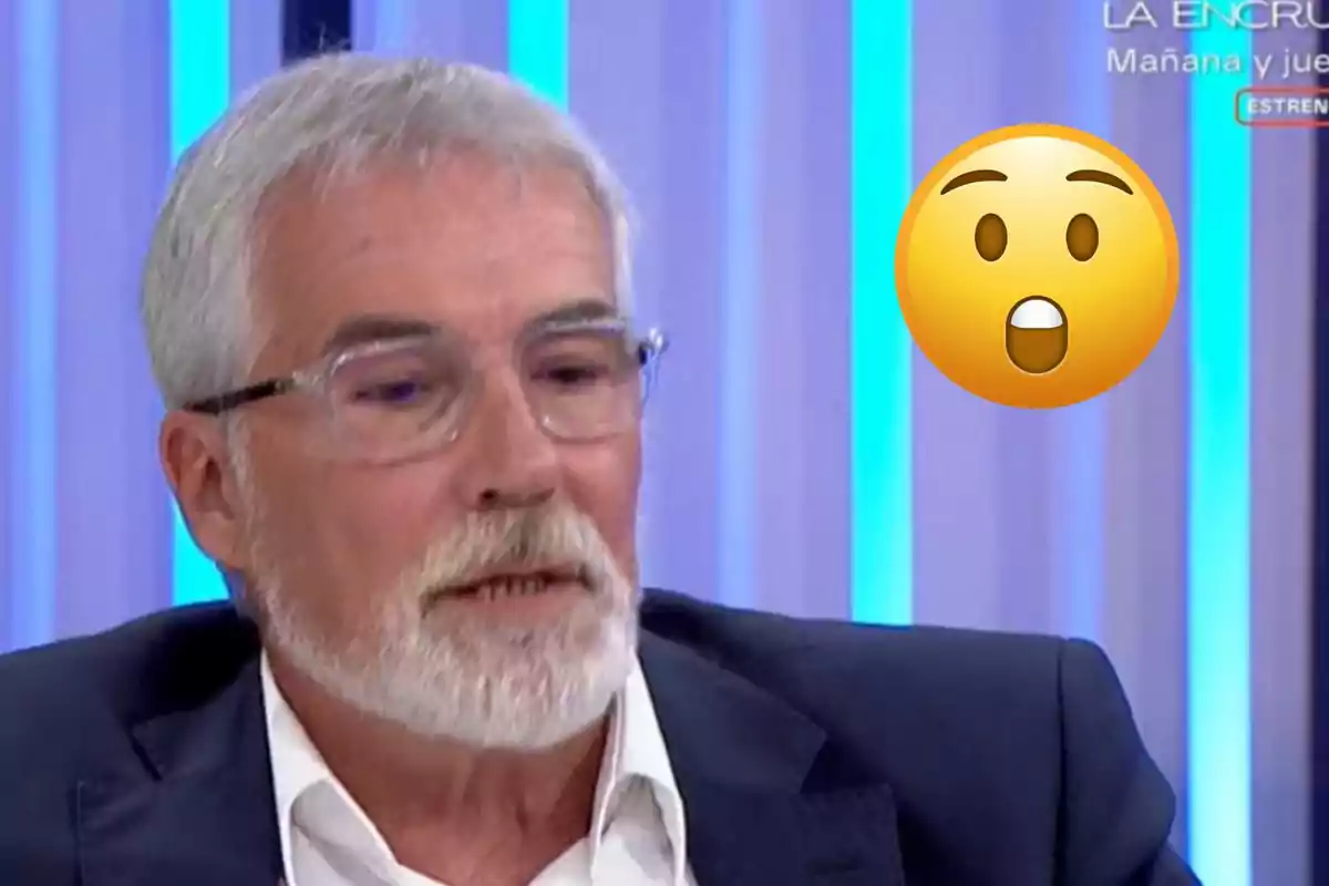 David Cantero de cabello y barba canosos con gafas en un set de televisión junto a un emoji de sorpresa