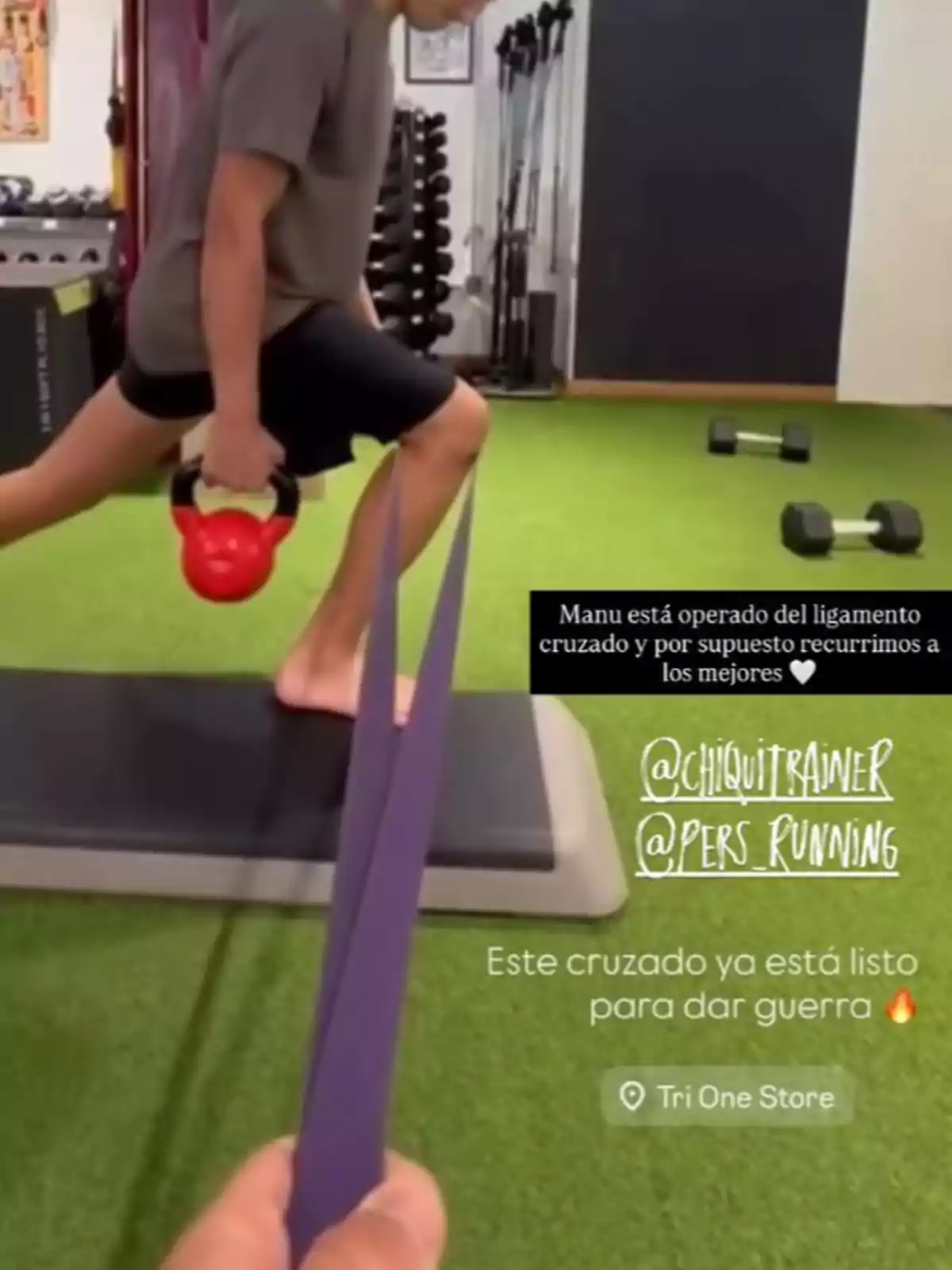 El hijo de Manuel Díaz ‘El Cordobés’ realizando ejercicio de estocada con pesa rusa y banda elástica en un gimnasio sobre césped artificial El hijo de Manuel Díaz ‘El Cordobés’ realizando ejercicio de estocada con pesa rusa y banda elástica en un gimnasio sobre césped artificial