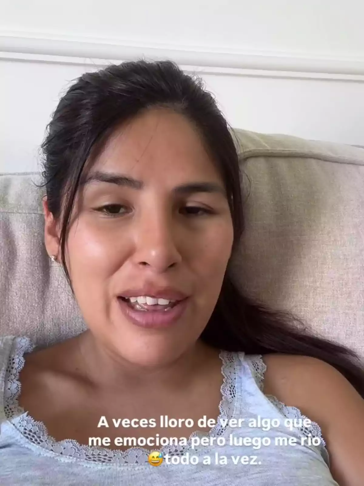 Isa Pantoja joven de cabello oscuro sentada en un sofá claro, con una expresión relajada y un texto en la imagen que dice que a veces llora de emoción y luego se ríe todo al mismo tiempo Isa Pantoja joven de cabello oscuro sentada en un sofá claro, con una expresión relajada y un texto en la imagen que dice que a veces llora de emoción y luego se ríe todo al mismo tiempo