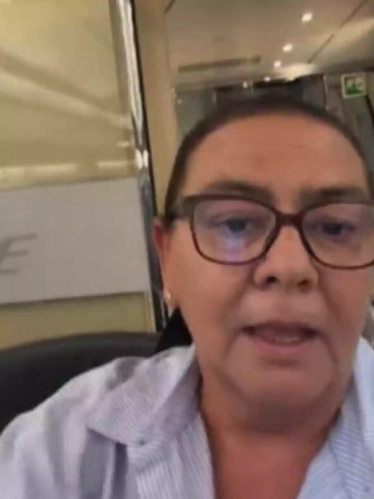 María del Monte de cabello corto y gafas hablando en una oficina María del Monte de cabello corto y gafas hablando en una oficina