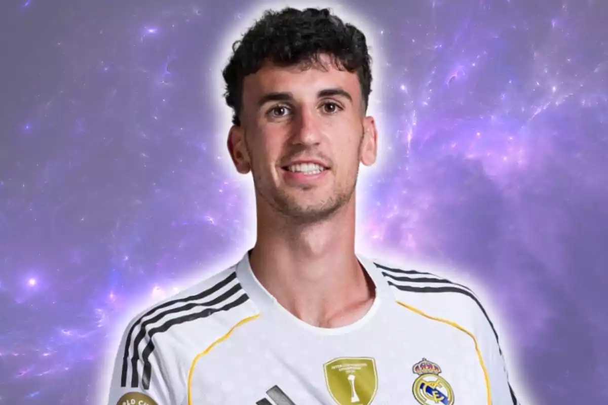 Jugador de fútbol con camiseta blanca del Real Madrid posando frente a un fondo de galaxia púrpura