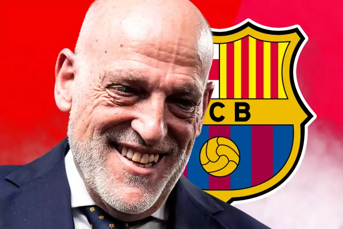 Hombre calvo de traje sonriendo con el escudo del FC Barcelona de fondo sobre un fondo rojo