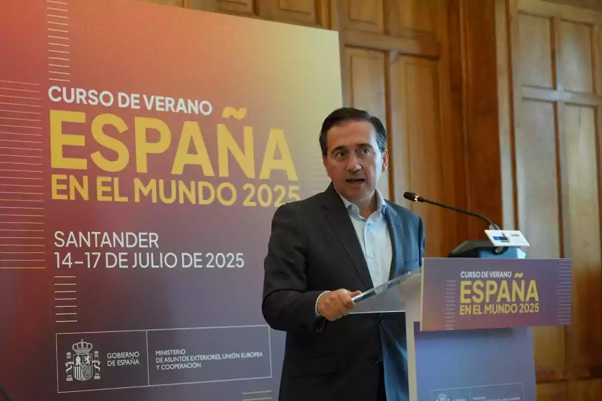 José Manuel Albares hablando en un podio durante un evento titulado Curso de Verano España en el Mundo 2025 en Santander del 14 al 17 de julio de 2025 con un cartel informativo de fondo. José Manuel Albares hablando en un podio durante un evento titulado Curso de Verano España en el Mundo 2025 en Santander del 14 al 17 de julio de 2025 con un cartel informativo de fondo.
