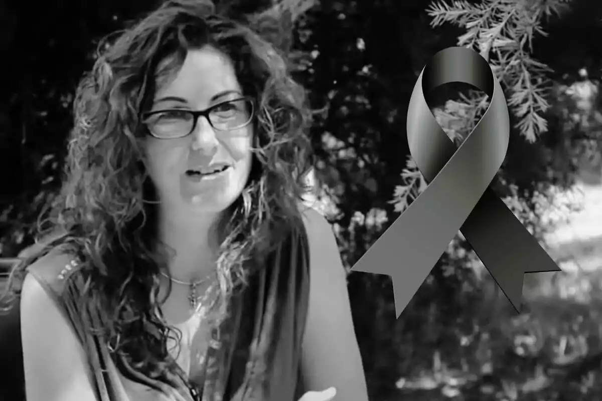 Mujer de cabello rizado y gafas en una imagen en blanco y negro con un lazo negro de luto al lado