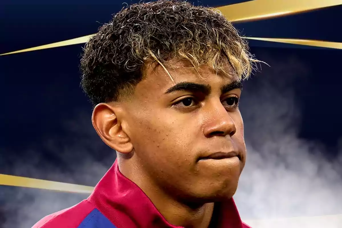Joven con cabello rizado y puntas rubias vistiendo una chaqueta deportiva roja y azul con fondo oscuro y detalles dorados