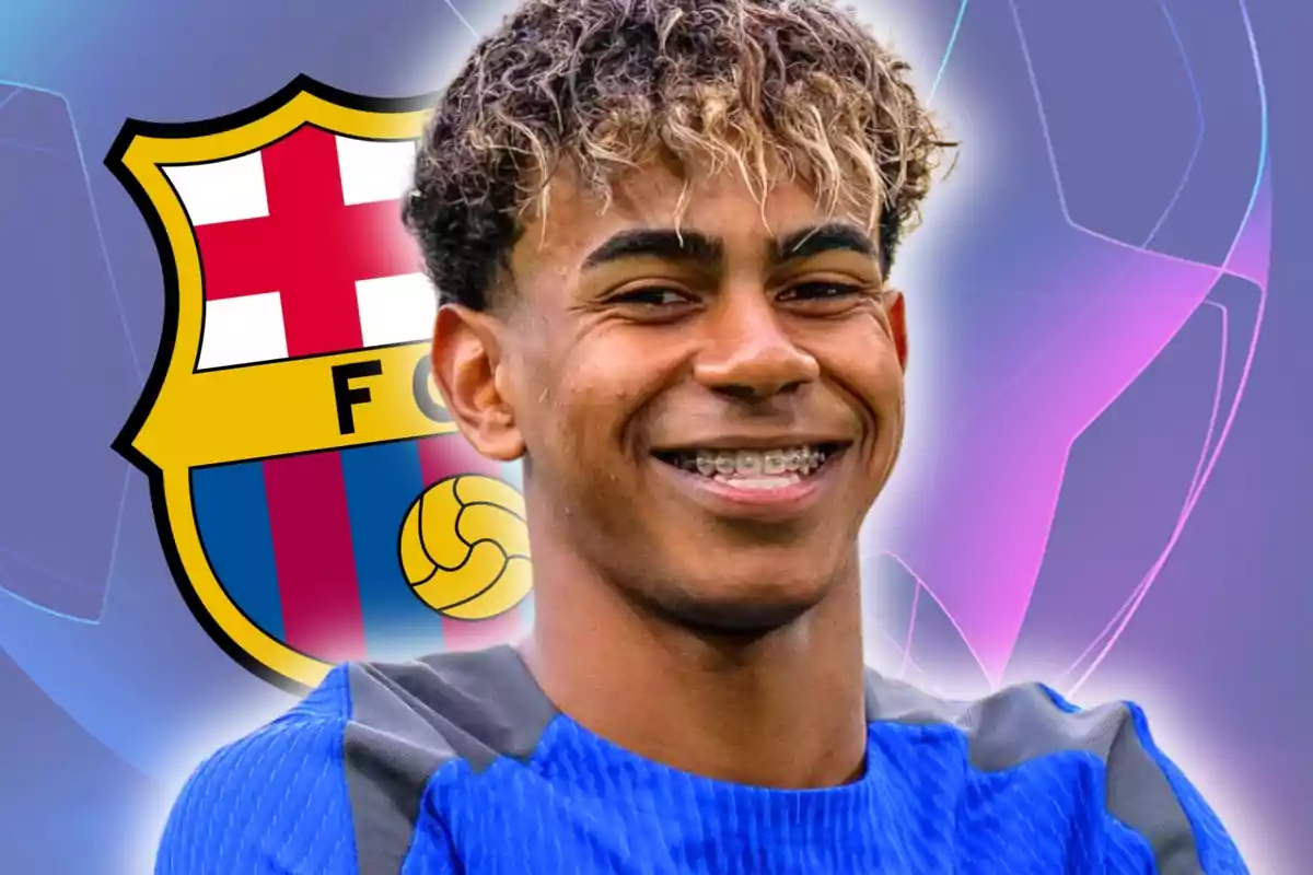 Joven futbolista sonriente con aparato dental, vistiendo camiseta azul, frente al escudo del FC Barcelona sobre un fondo colorido