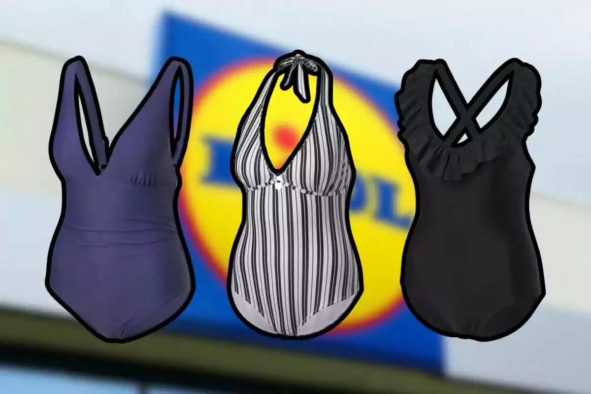 Tres trajes de baño de una pieza en diferentes estilos y colores frente a un letrero borroso de una tienda. Tres trajes de baño de una pieza en diferentes estilos y colores frente a un letrero borroso de una tienda.