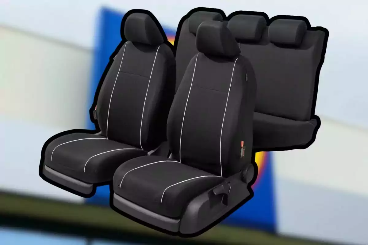 Fundas negras para asientos de coche con detalles en blanco sobre un fondo desenfocado Fundas negras para asientos de coche con detalles en blanco sobre un fondo desenfocado