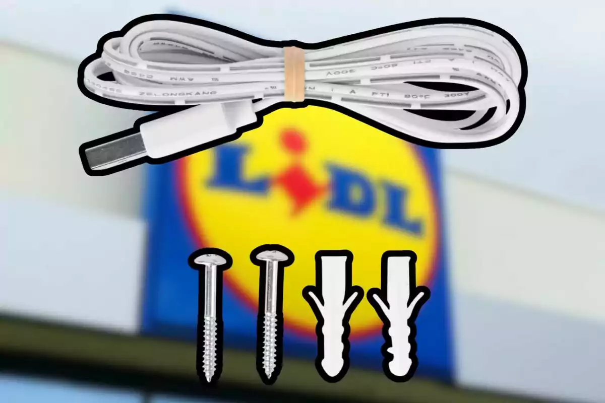 Cable USB enrollado, dos tornillos y dos taquetes sobre el logo borroso de una tienda Lidl Cable USB enrollado, dos tornillos y dos taquetes sobre el logo borroso de una tienda Lidl