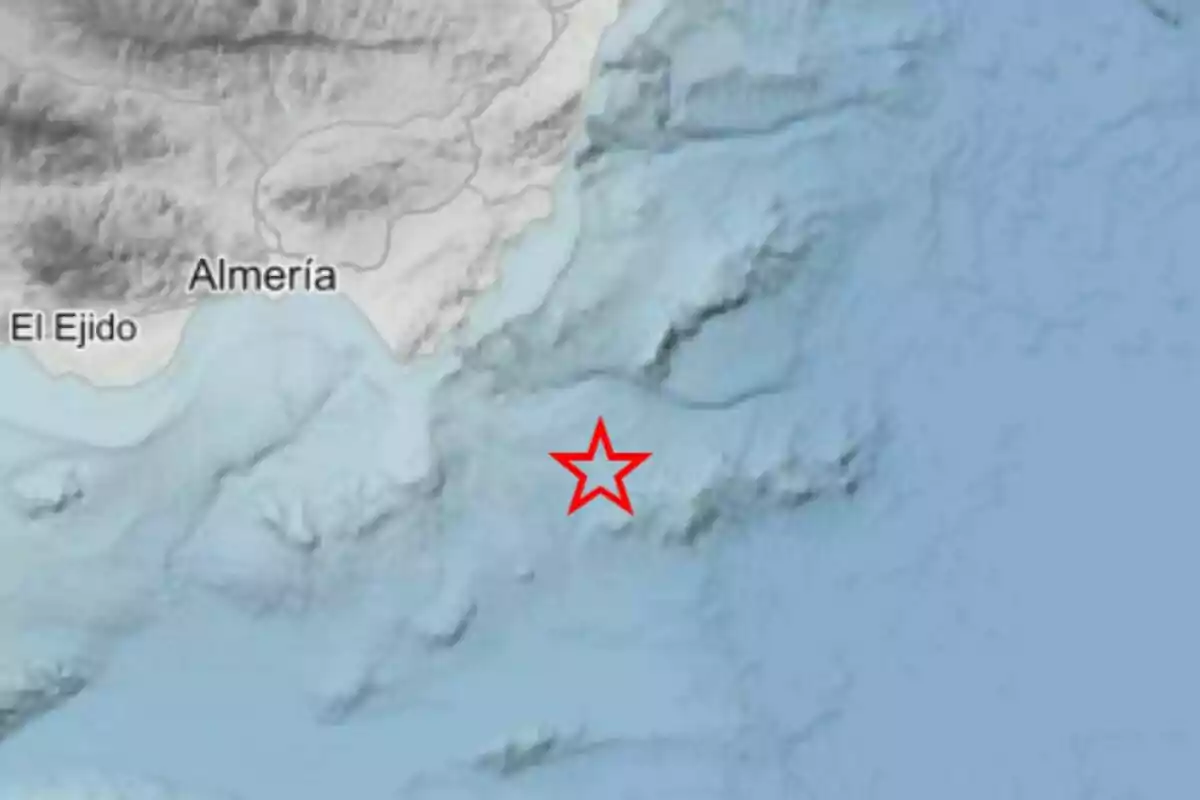 Mapa de la costa de Almería con una estrella roja en el mar señalando un punto específico Mapa de la costa de Almería con una estrella roja en el mar señalando un punto específico