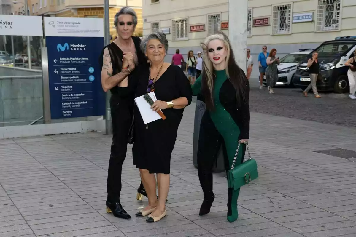 Alaska, Mario Vaquerizo y Elena Benarroch asisten al concierto de Miguel Bosé en el estadio Movistar Arena, a 1 de junio de 2025, en Madrid. Alaska, Mario Vaquerizo y Elena Benarroch asisten al concierto de Miguel Bosé en el estadio Movistar Arena, a 1 de junio de 2025, en Madrid.