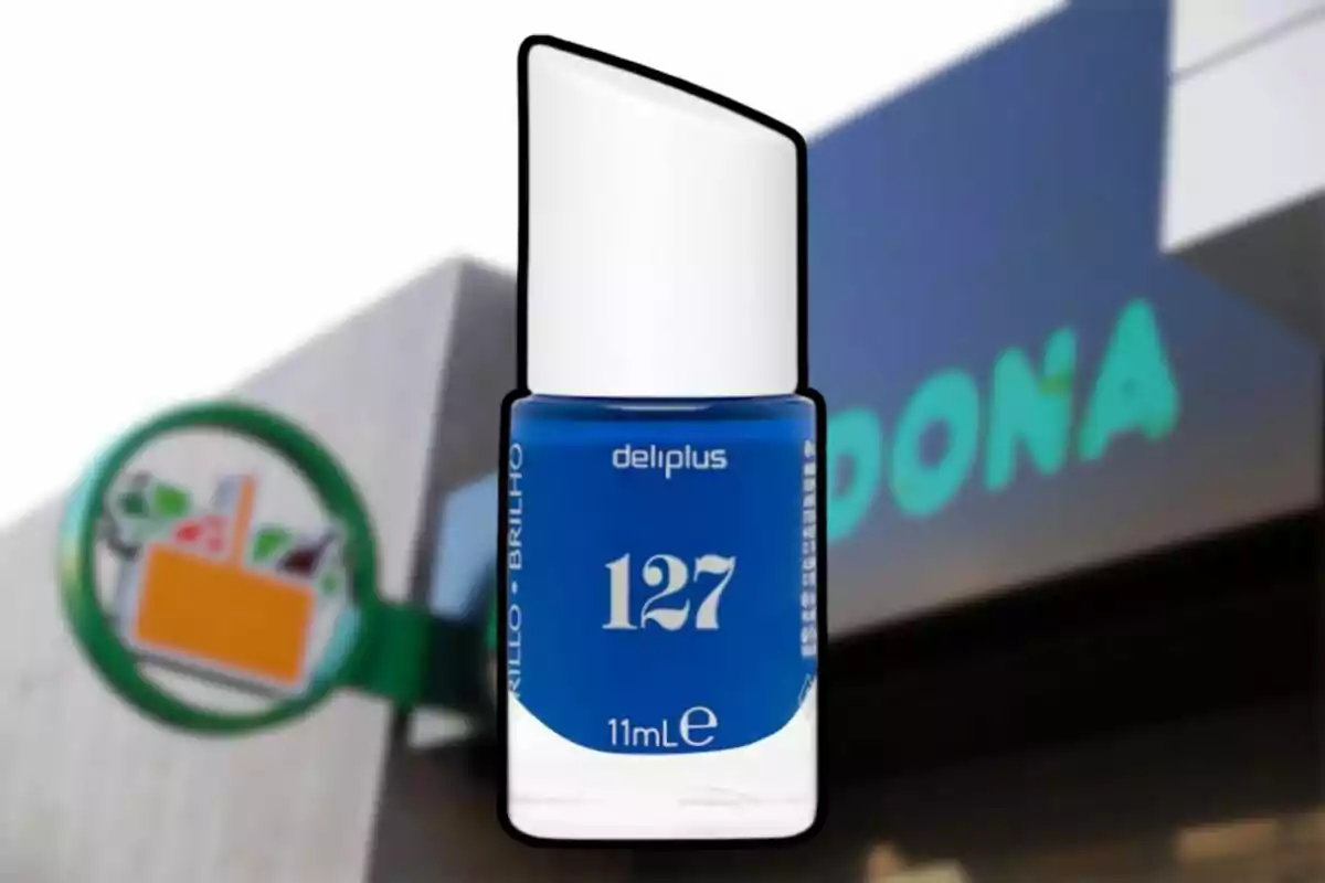 Esmalte de uñas azul Deliplus número 127 frente a una tienda Mercadona desenfocada Esmalte de uñas azul Deliplus número 127 frente a una tienda Mercadona desenfocada