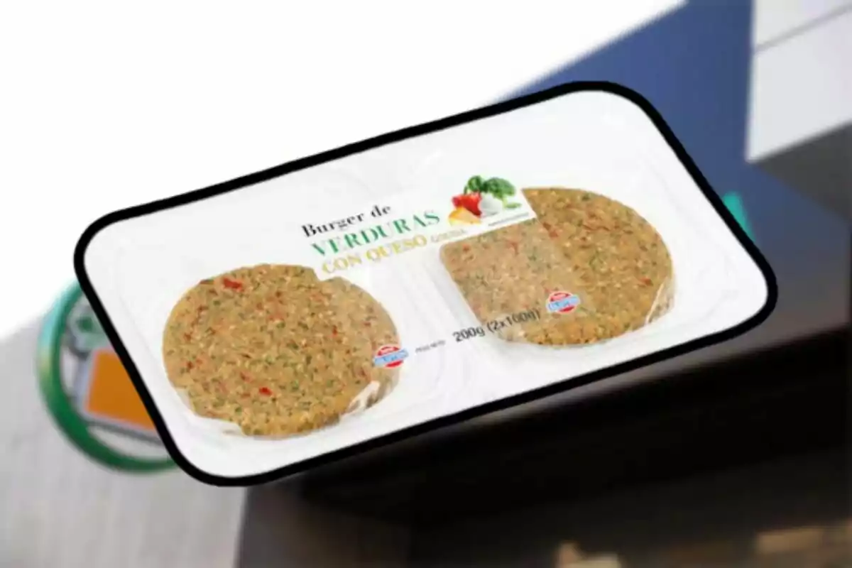 Envase de hamburguesas de verduras con queso en bandeja plástica transparente Envase de hamburguesas de verduras con queso en bandeja plástica transparente