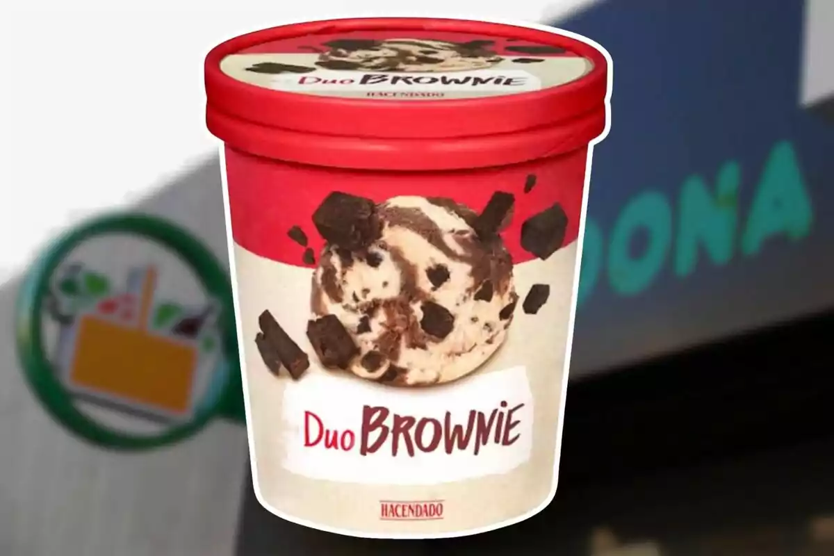 Envase de helado Duo Brownie de la marca Hacendado con tapa roja y trozos de brownie en la imagen del producto Envase de helado Duo Brownie de la marca Hacendado con tapa roja y trozos de brownie en la imagen del producto