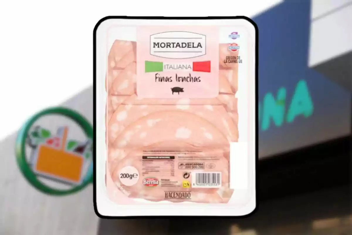 Envase de mortadela italiana en lonchas finas de la marca Hacendado frente a un supermercado Envase de mortadela italiana en lonchas finas de la marca Hacendado frente a un supermercado