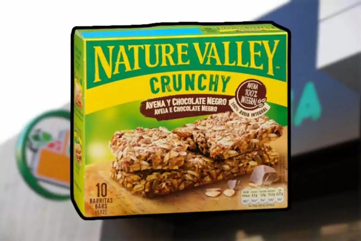 Caja de barras de granola Nature Valley Crunchy de avena y chocolate negro con imagen de las barritas al frente Caja de barras de granola Nature Valley Crunchy de avena y chocolate negro con imagen de las barritas al frente