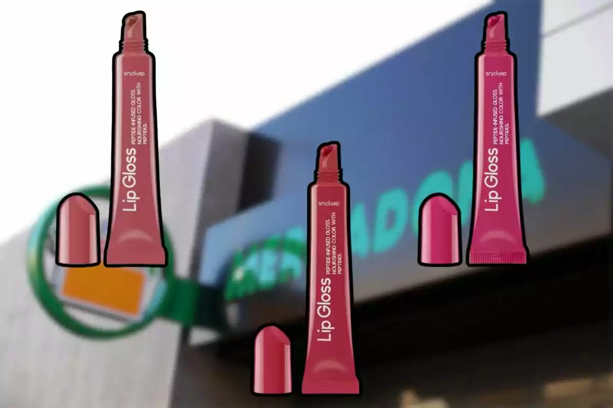 Tres tubos de lip gloss color rosa con sus tapas flotando frente a la fachada de una tienda de supermercado. Tres tubos de lip gloss color rosa con sus tapas flotando frente a la fachada de una tienda de supermercado.