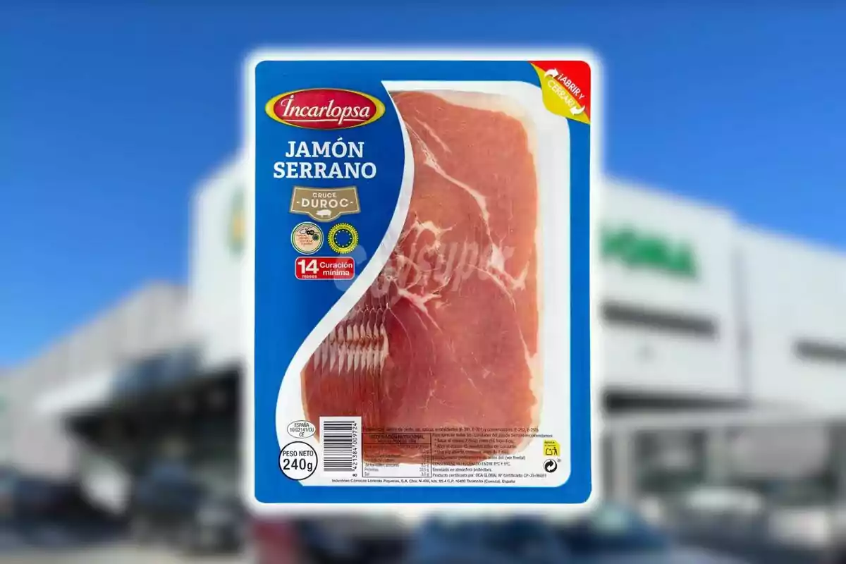 Envase de jamón serrano marca Incarlopsa con fondo de supermercado desenfocado, el cual es Mercadona. Envase de jamón serrano marca Incarlopsa con fondo de supermercado desenfocado, el cual es Mercadona.