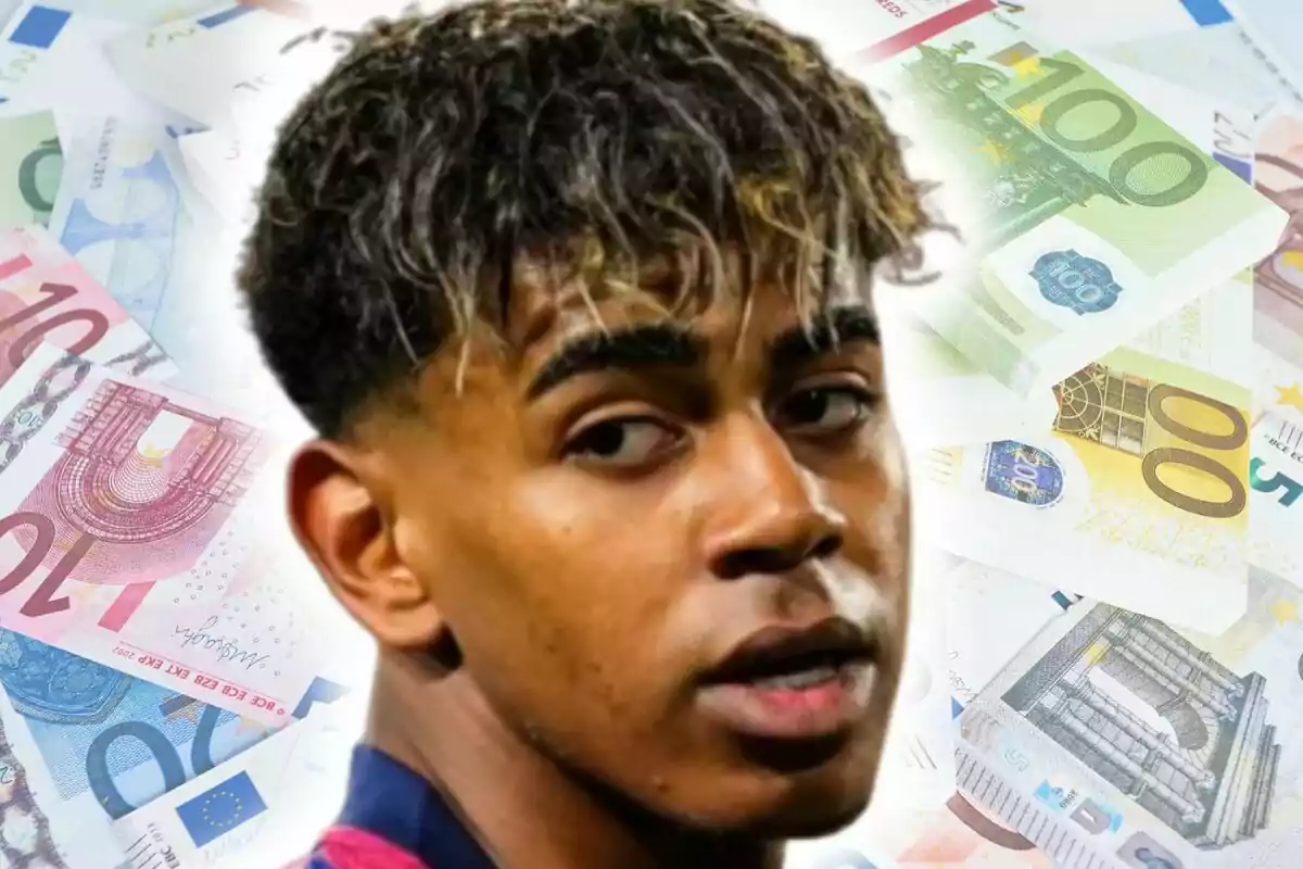 Lamine Yamal con camiseta deportiva en primer plano con billetes de euro desenfocados al fondo.