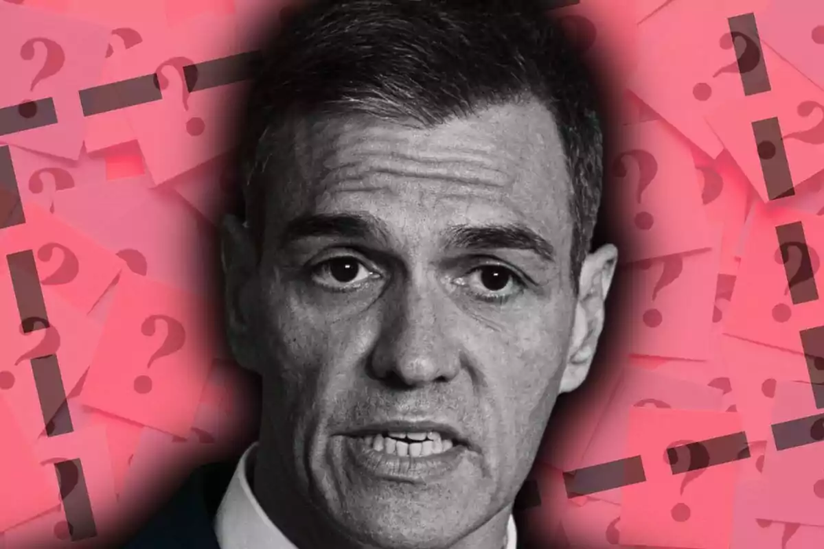 Primer plano de Pedro Sánchez con expresión seria sobre un fondo de notas adhesivas rosas con signos de interrogación.