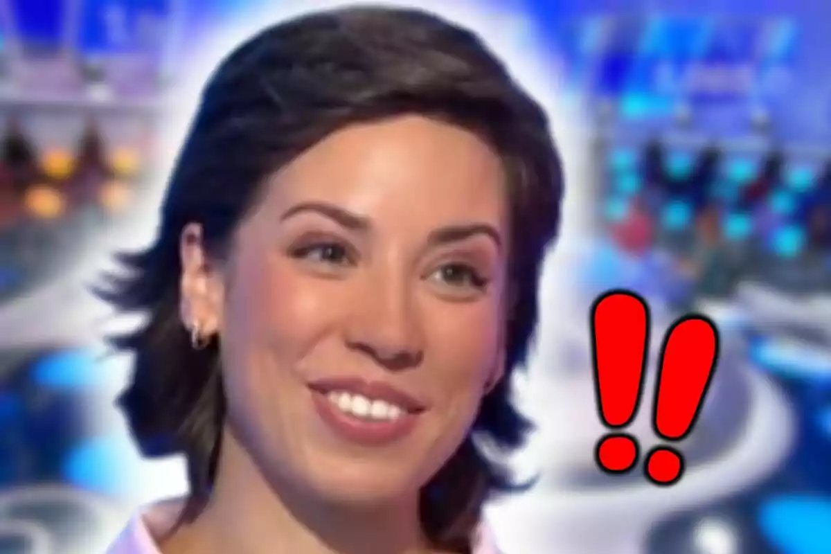 Rosa Rodríguez sonriendo en un estudio de televisión con dos signos de exclamación rojos junto a su rostro.