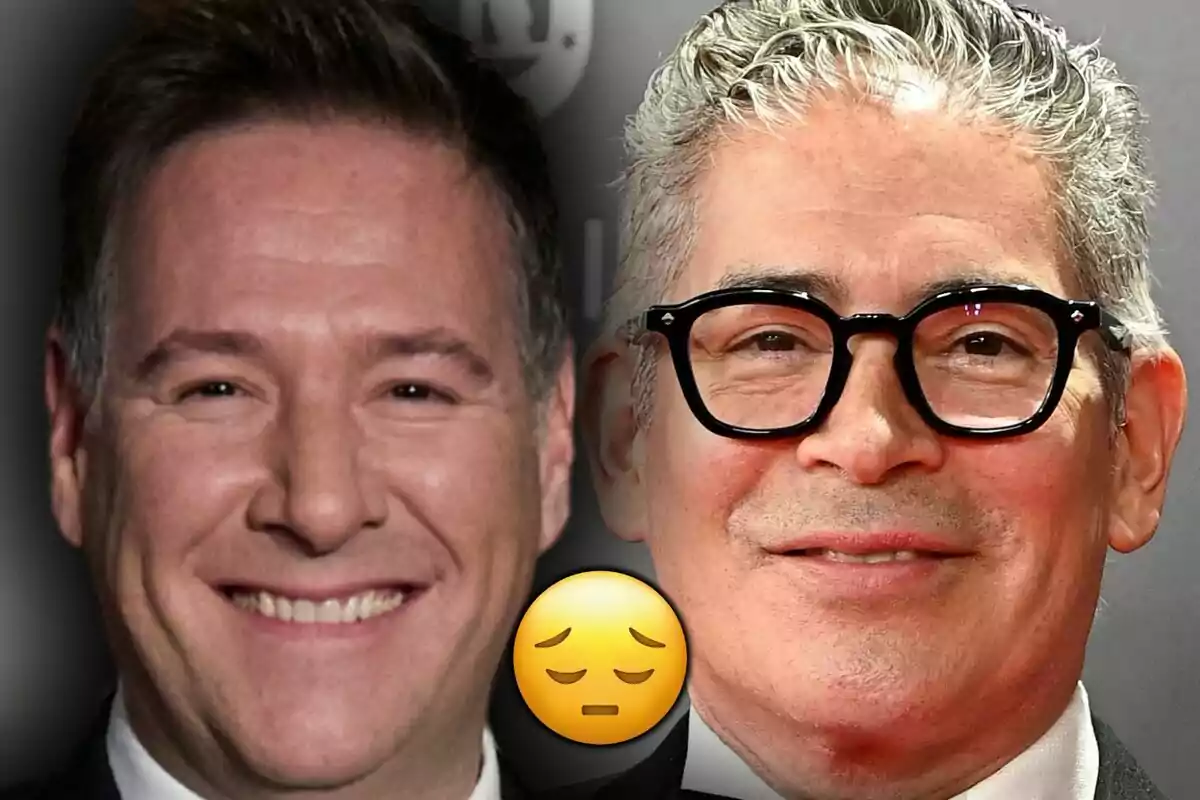 Dos hombres sonrientes en primer plano, que son Carlos Latre y Boris Izaguirre con un emoji de cara pensativa en el centro.
