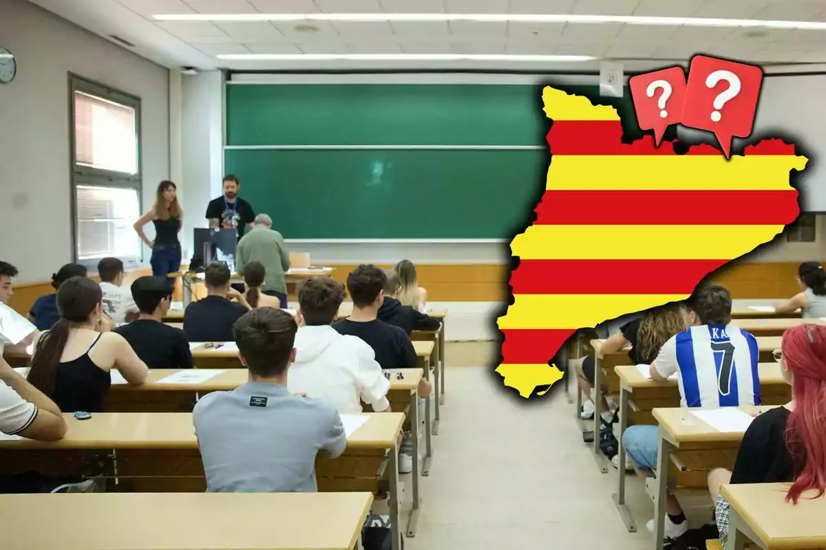 Una aula llena de estudiantes tomando examen con un mapa de Cataluña con franjas rojas y amarillas y signos de interrogación superpuestos.