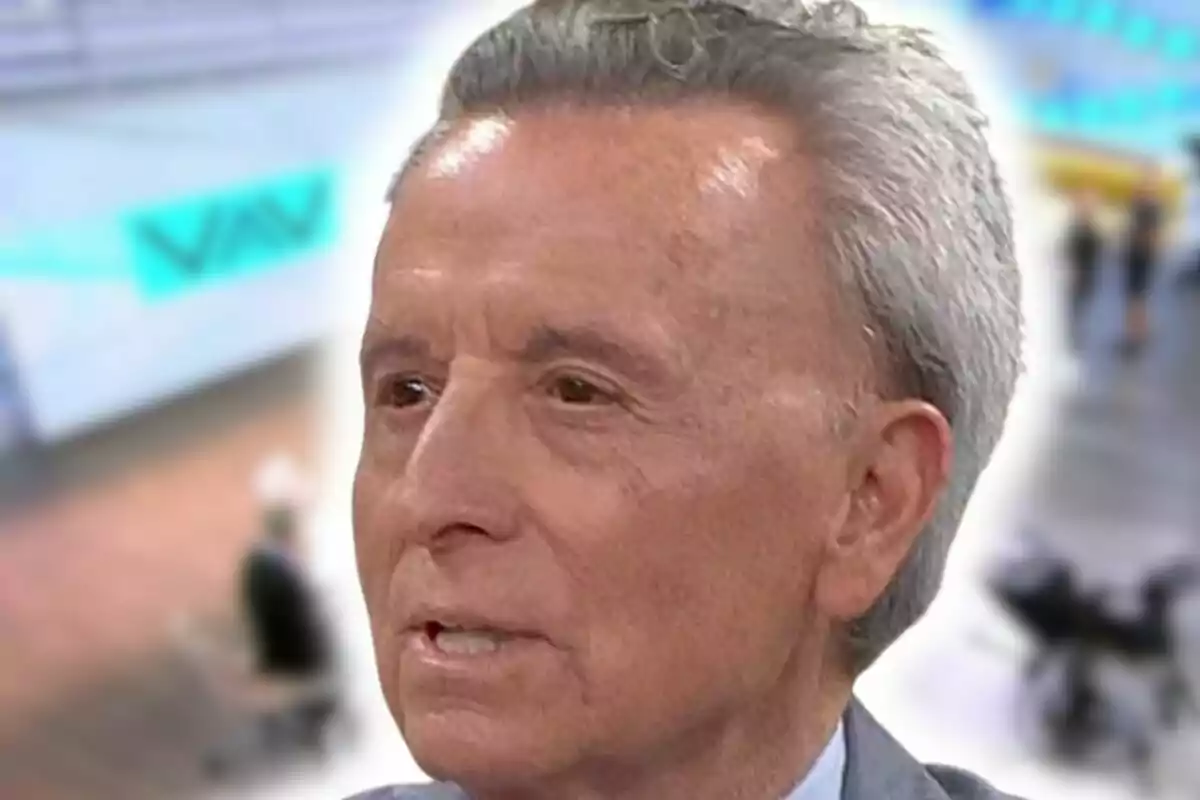 José Ortega Cano con el cabello canoso en primer plano con fondo desenfocado de un estudio de televisión.