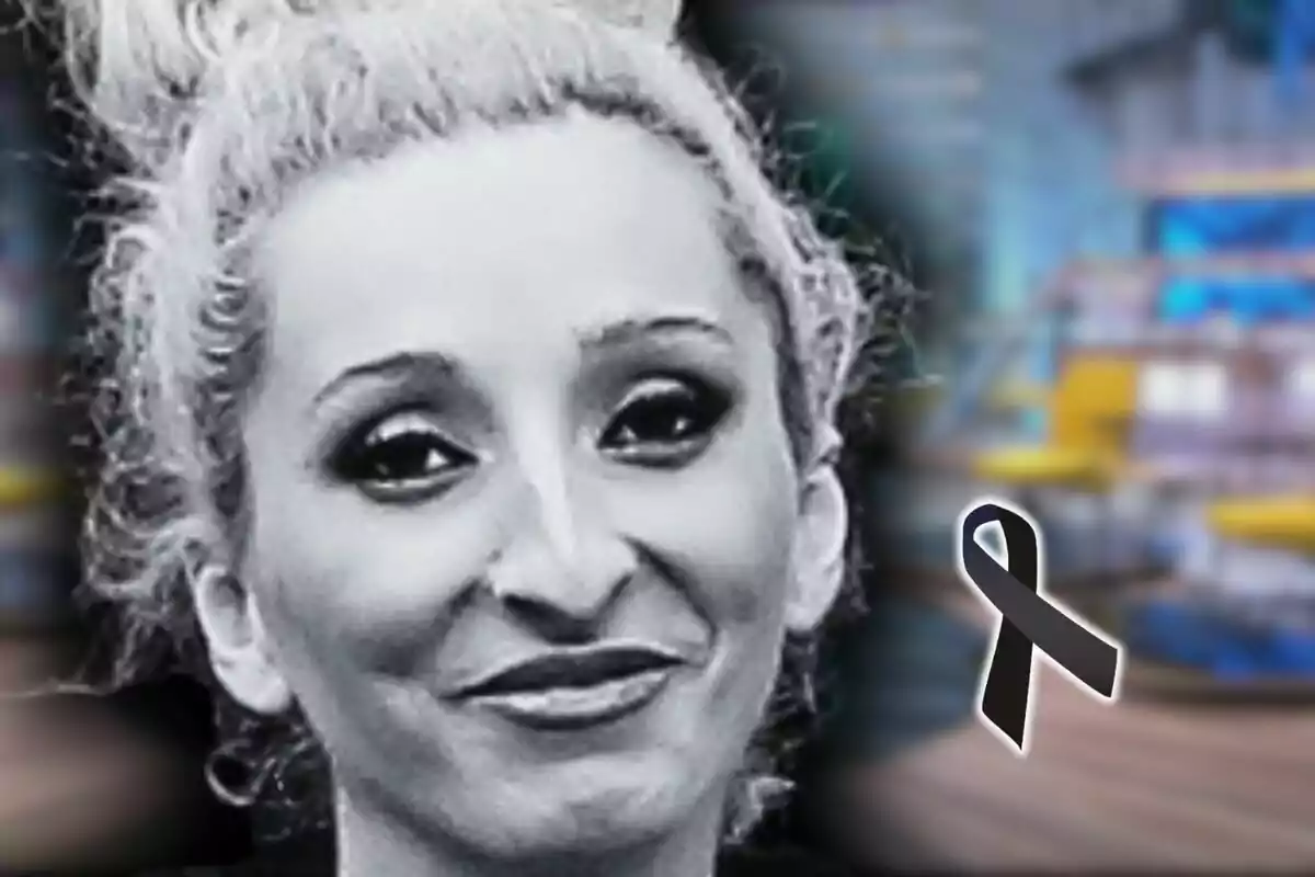 Mujer de cabello claro en una imagen en blanco y negro, la cual es Michu, con un moño negro de luto a un lado y el plató de 'Espejo Público' de fondo.