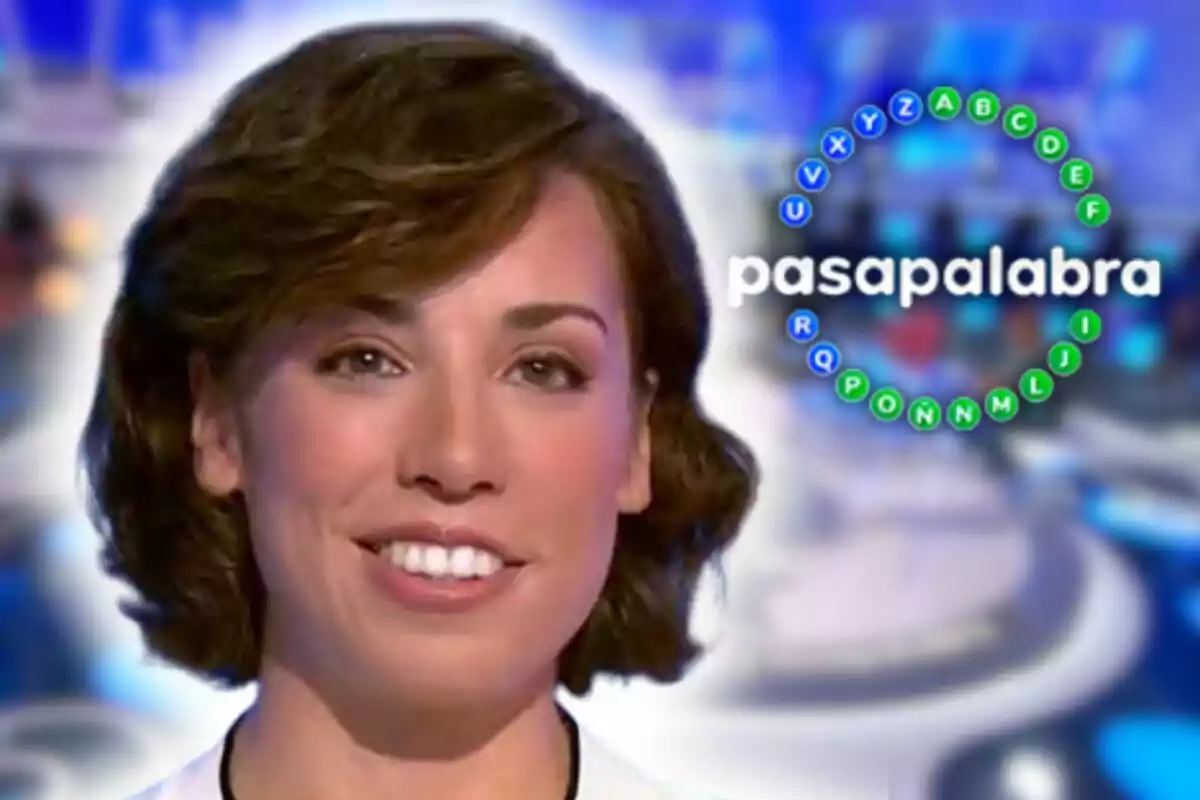 Rosa Rodríguez sonriente en primer plano con el logo del programa 'Pasapalabra' de fondo.