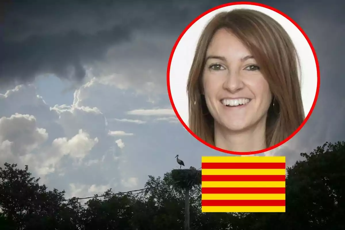 Cielo nublado con una cigüeña en su nido sobre un poste, en la esquina superior derecha aparece el retrato de una mujer enmarcado en un círculo rojo y en la parte inferior derecha está la bandera de Cataluña.
