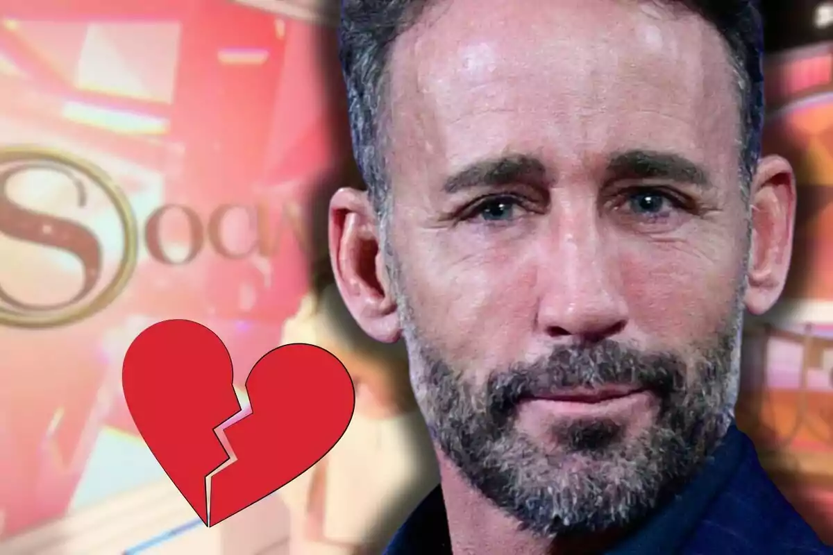 Álvaro Muñoz Escassi con expresión seria al frente de un fondo colorido y un corazón roto rojo en primer plano