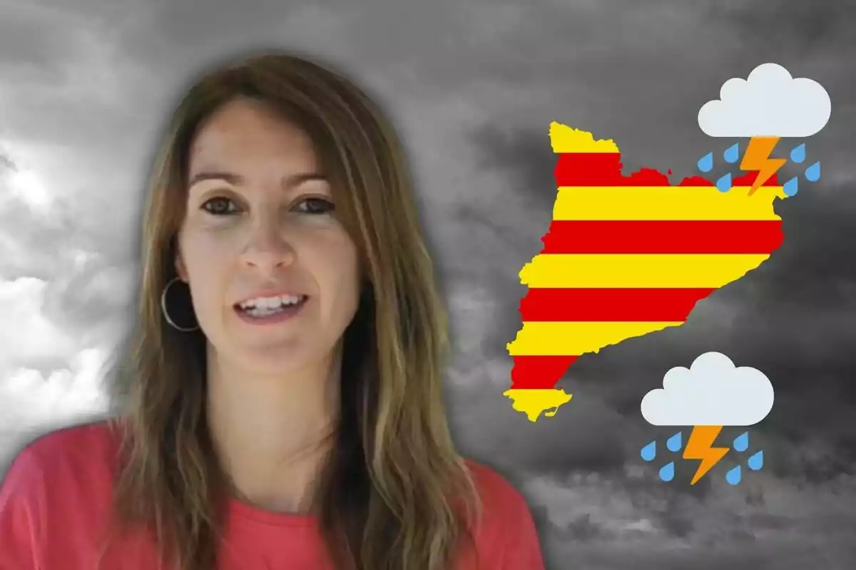 Mujer joven con camiseta roja frente a un fondo de cielo nublado y un mapa de Cataluña con iconos de tormenta y lluvia