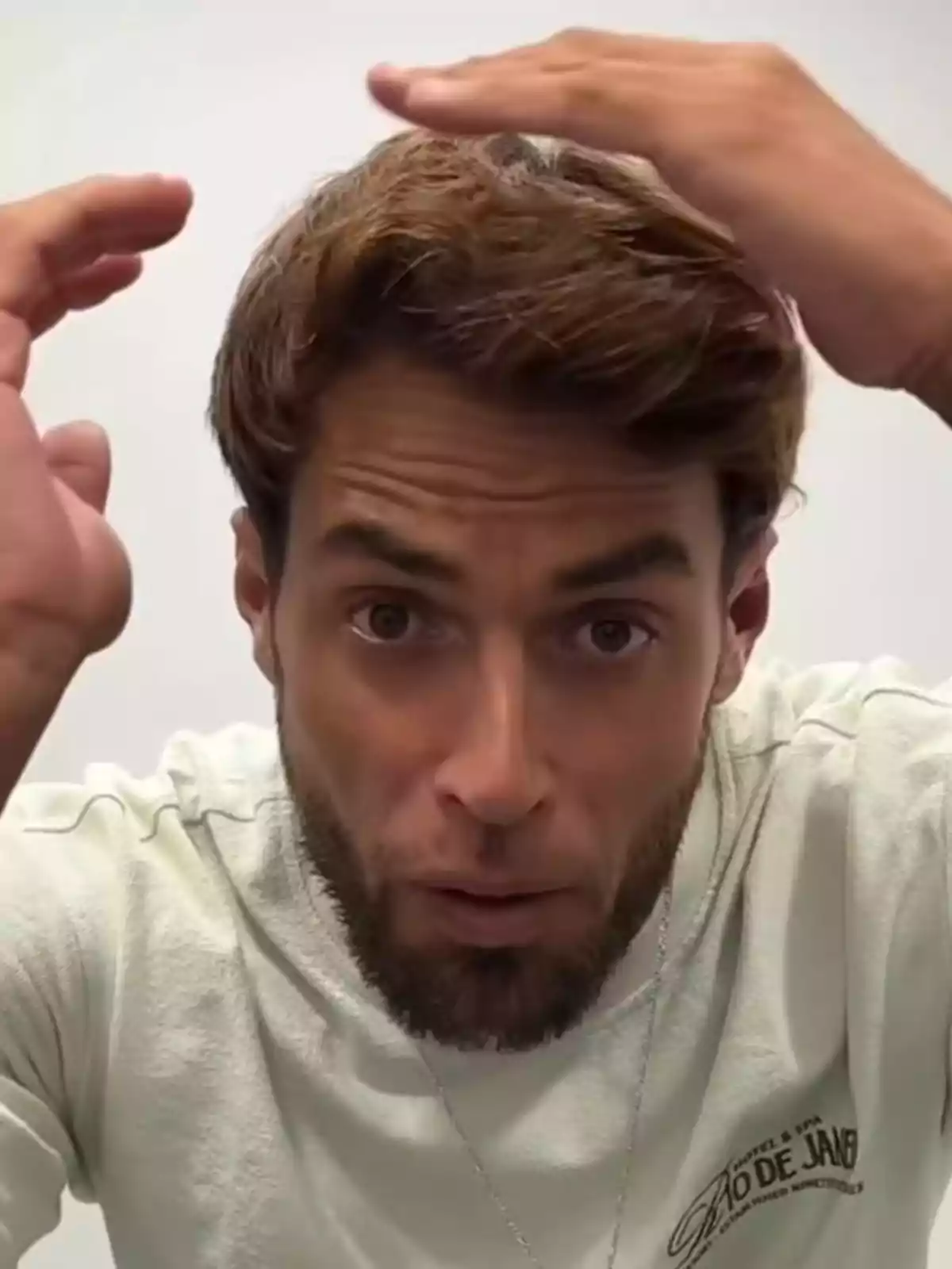 Montoya con barba y cabello castaño claro mirando a la cámara mientras sostiene ambas manos sobre su cabeza Montoya con barba y cabello castaño claro mirando a la cámara mientras sostiene ambas manos sobre su cabeza