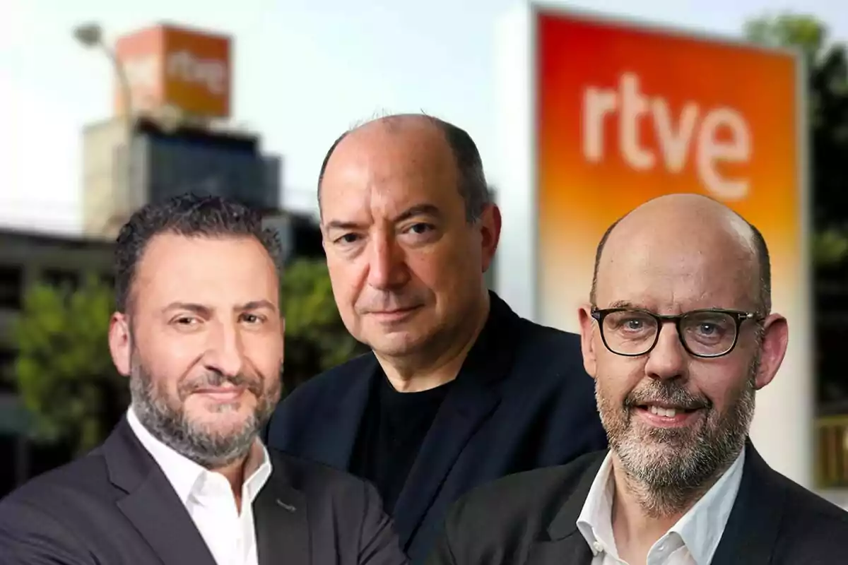 Tres hombres posan frente a un edificio con el logo de RTVE en el fondo