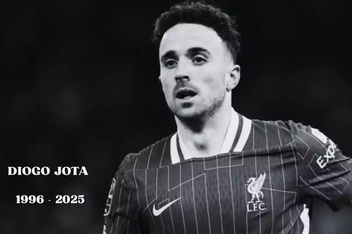 Fotografía en blanco y negro de un futbolista con el uniforme del Liverpool y un texto que dice Diogo Jota 1996 - 2025 Fotografía en blanco y negro de un futbolista con el uniforme del Liverpool y un texto que dice Diogo Jota 1996 - 2025