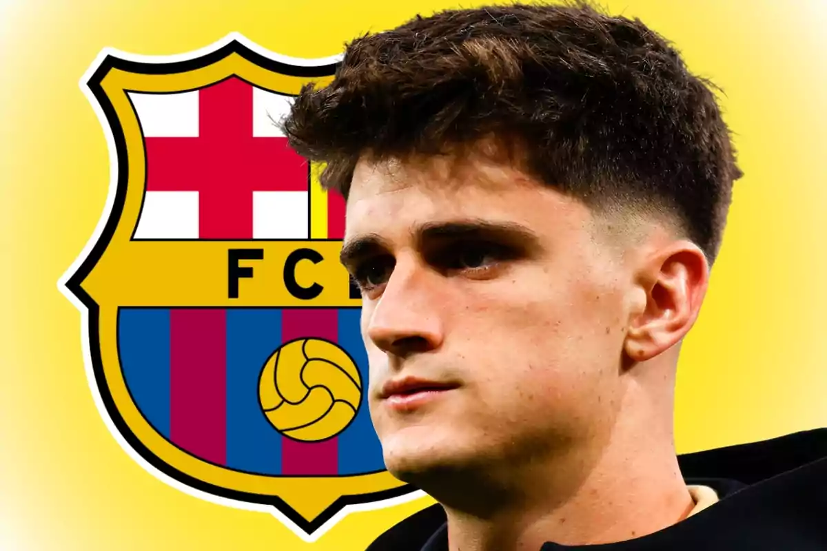 Joven con cabello corto y expresión seria frente al escudo del FC Barcelona sobre un fondo amarillo
