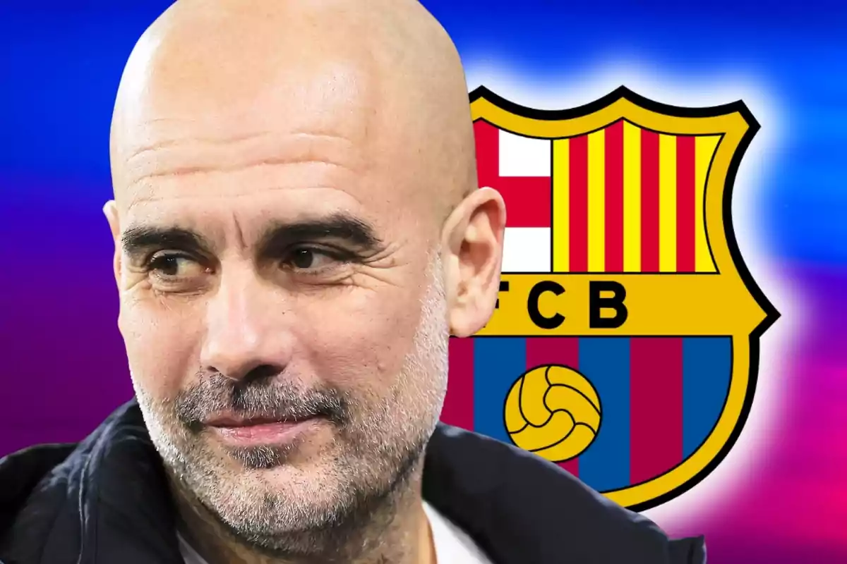 Hombre calvo con barba mirando hacia un lado con el escudo del FC Barcelona de fondo