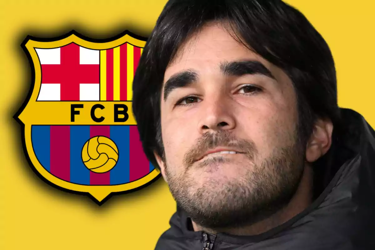 Hombre de cabello oscuro y barba frente al escudo del FC Barcelona sobre fondo amarillo
