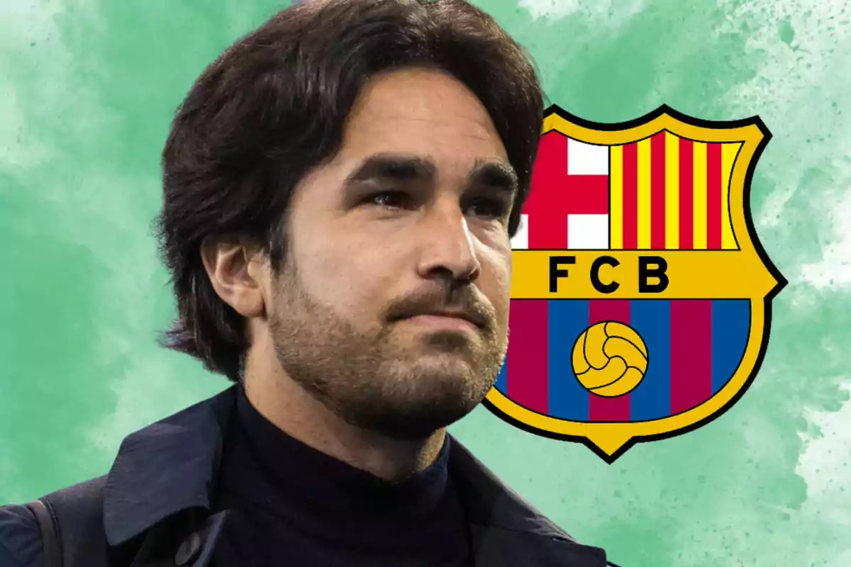Hombre de cabello oscuro con barba frente al escudo del FC Barcelona sobre un fondo verde
