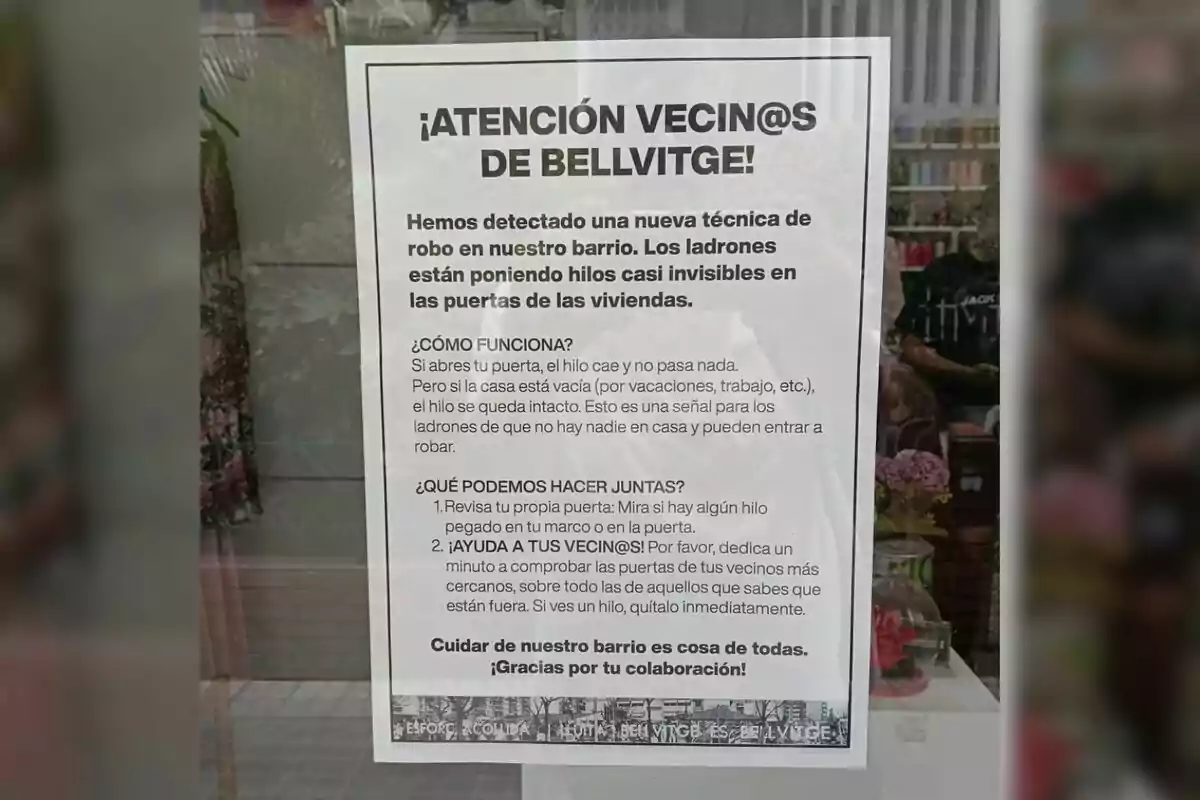Cartel informativo pegado en una puerta de cristal que advierte a los vecinos de Bellvitge sobre una nueva técnica de robo en la que los ladrones colocan hilos casi invisibles en las puertas para saber si una vivienda está vacía, e invita a revisar las puertas y ayudar a los vecinos. Cartel informativo pegado en una puerta de cristal que advierte a los vecinos de Bellvitge sobre una nueva técnica de robo en la que los ladrones colocan hilos casi invisibles en las puertas para saber si una vivienda está vacía, e invita a revisar las puertas y ayudar a los vecinos.