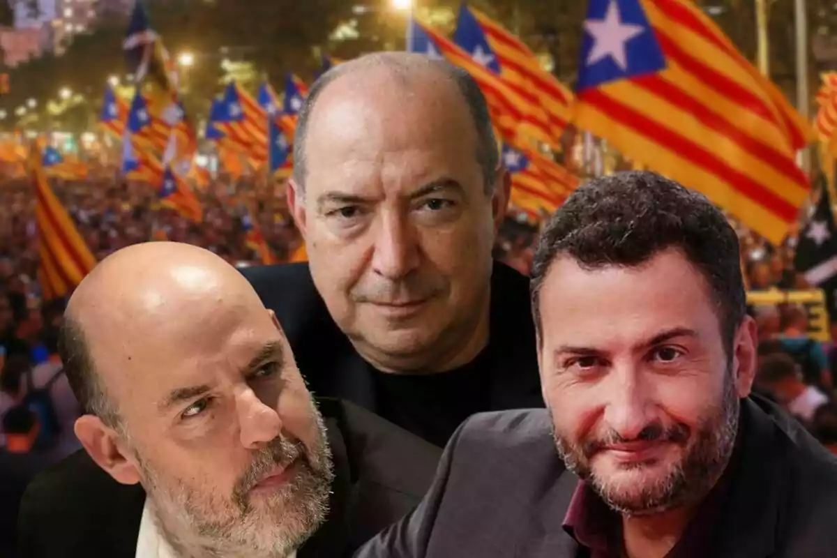 Tres hombres en primer plano con expresión seria y de fondo una multitud ondeando banderas esteladas catalanas