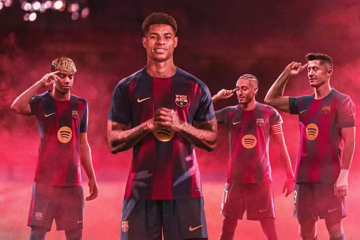 Cuatro futbolistas con uniforme del FC Barcelona posan sobre un fondo rojizo con humo Cuatro futbolistas con uniforme del FC Barcelona posan sobre un fondo rojizo con humo