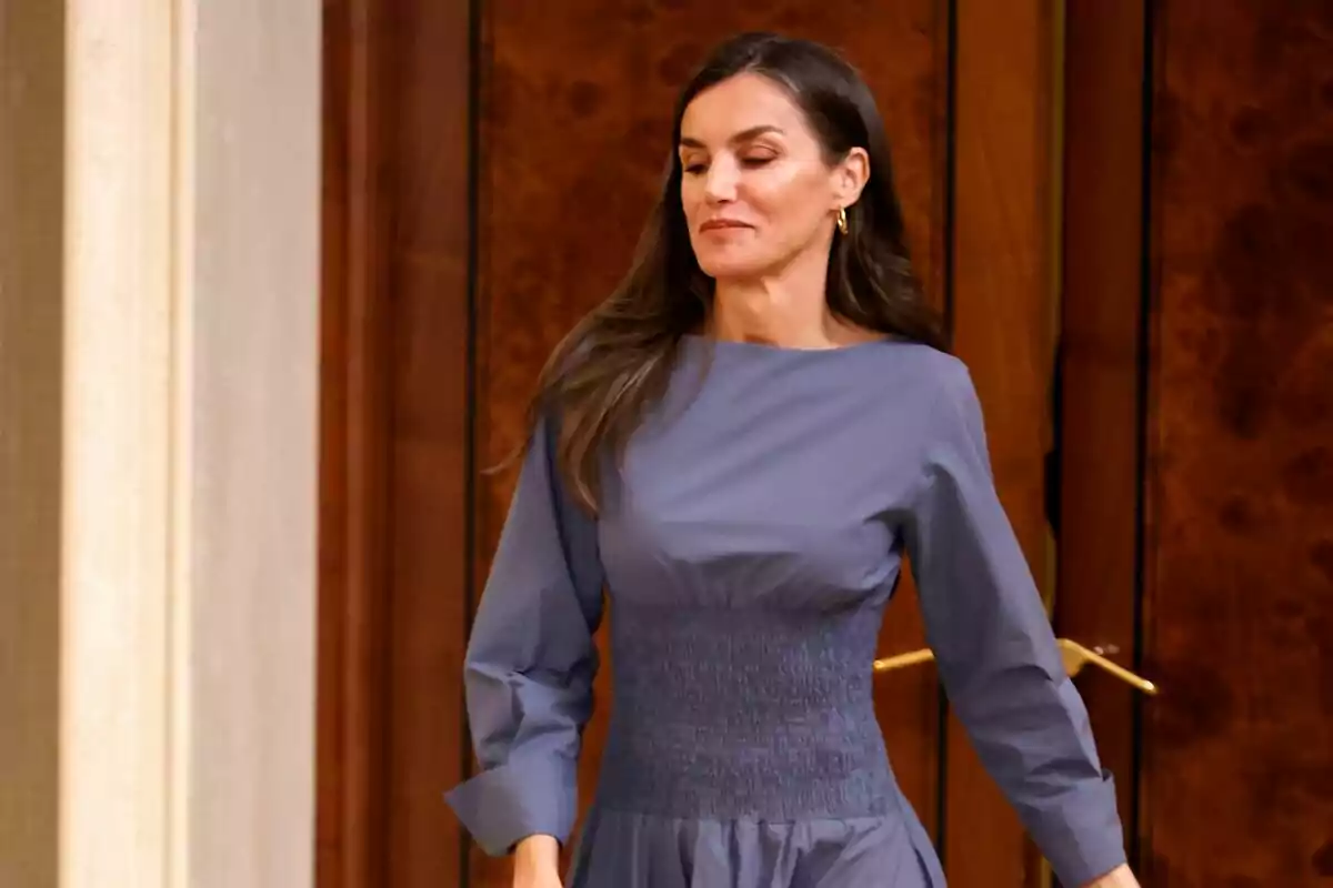 La Reina Letizia durante la audiencia a los jóvenes becados por la Fundación Microfinanzas BBVA (FMBBVA) en el Palacio de La Zarzuela, a 02 de julio de 2025, en Madrid. La Reina Letizia durante la audiencia a los jóvenes becados por la Fundación Microfinanzas BBVA (FMBBVA) en el Palacio de La Zarzuela, a 02 de julio de 2025, en Madrid.