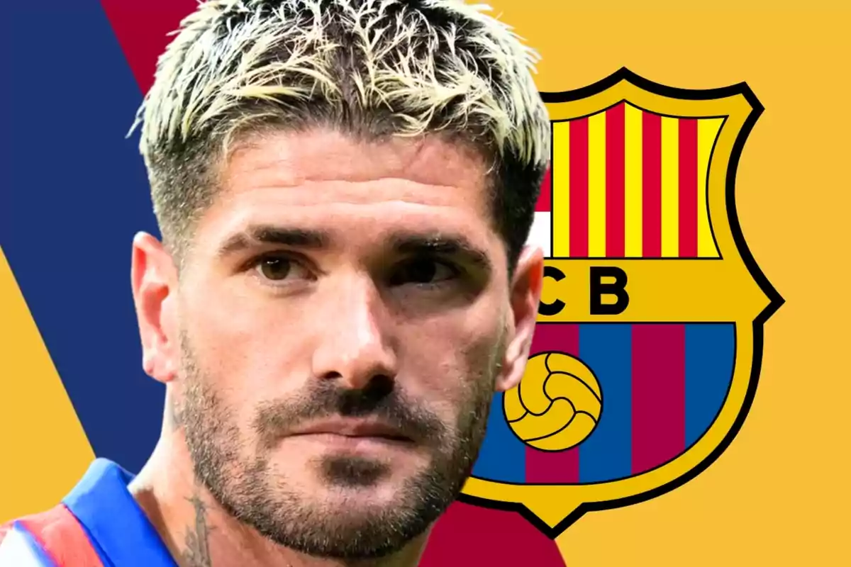 Un futbolista con cabello rubio y oscuro al frente del escudo del FC Barcelona sobre un fondo amarillo y azul