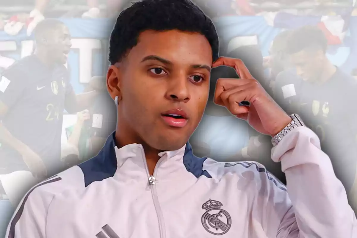 Joven con chaqueta del Real Madrid en primer plano con fondo difuminado de jugadores de fútbol celebrando