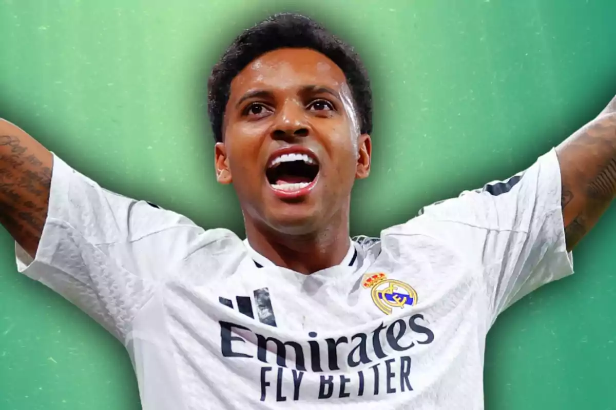 Futbolista del Real Madrid celebrando con los brazos en alto y expresión de alegría