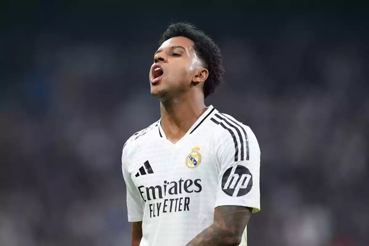 Futbolista del Real Madrid con uniforme blanco expresando emoción durante un partido Futbolista del Real Madrid con uniforme blanco expresando emoción durante un partido